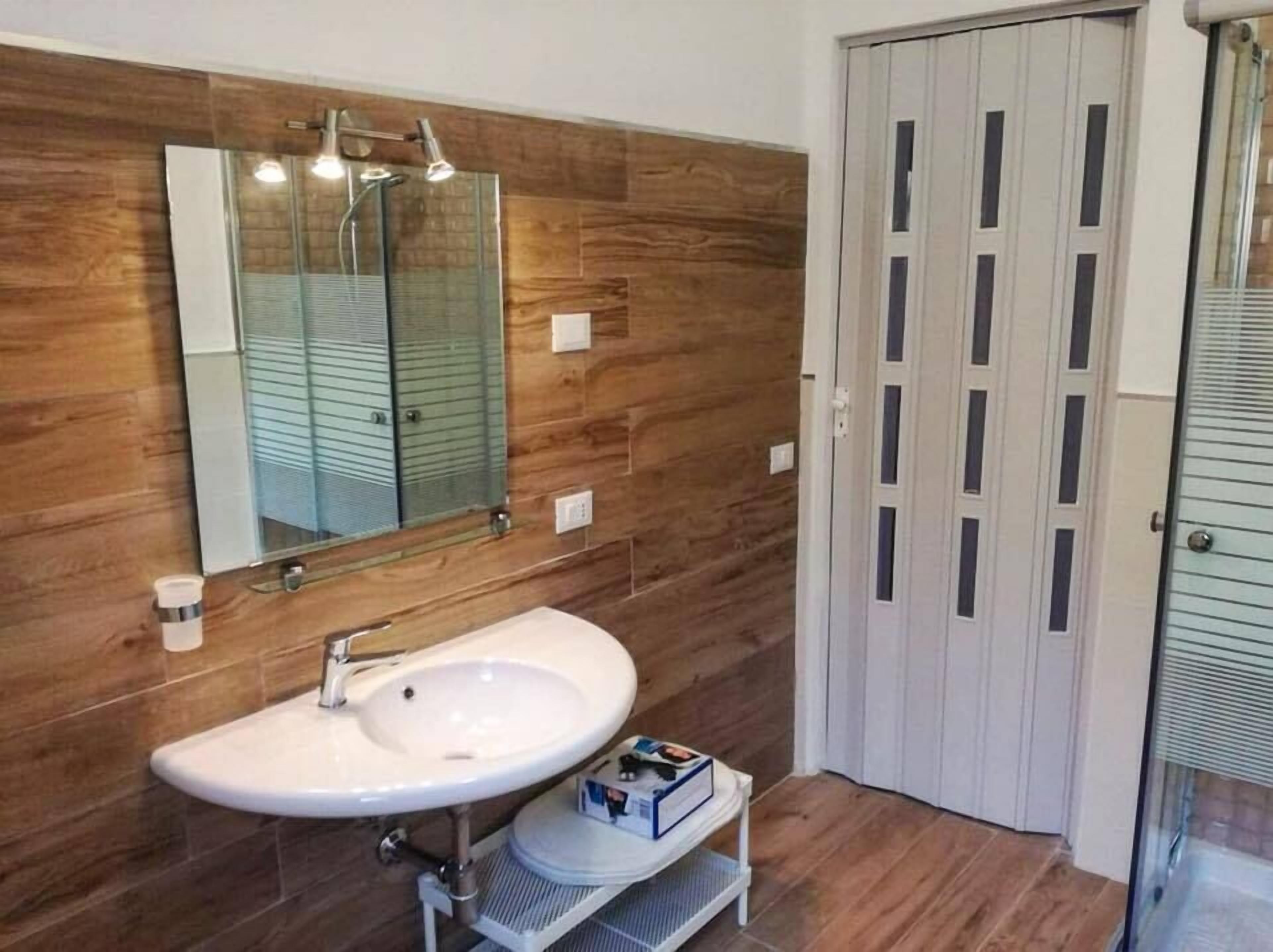 Chambre Quadruple Deluxe, plusieurs lits, vue mer | Lavabo de la salle de bain