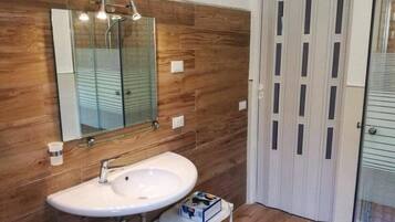 Chambre Quadruple Deluxe, plusieurs lits, vue mer | Lavabo de la salle de bain
