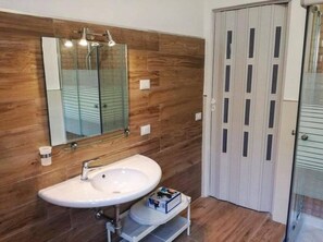 Deluxe Quadruple Room, Multiple Beds, Sea View | Bathroom sink - B&B Il Faro (Bonifati)