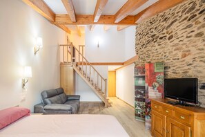 Desk, soundproofing - O Trancallo (Viana do Bolo)