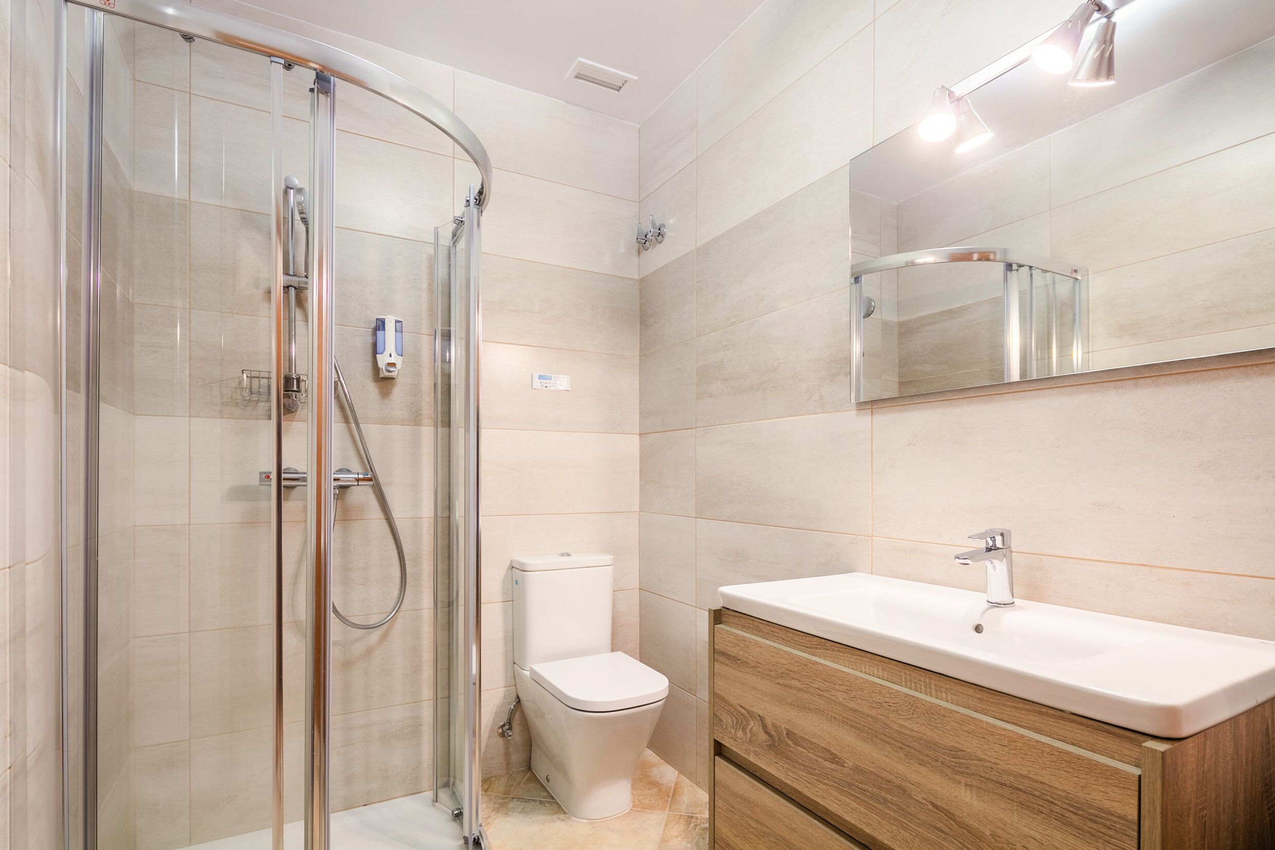 Habitación Confort doble, vistas a la montaña | Baño | Toallas