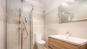 Habitación Confort doble, vistas a la montaña | Baño | Toallas