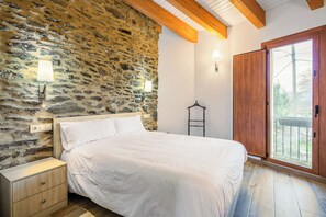 Habitación doble Confort, vista a la montaña | Escritorio y insonorización