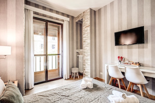 Decoración personalizada, muebles diferentes, escritorio y wifi gratis