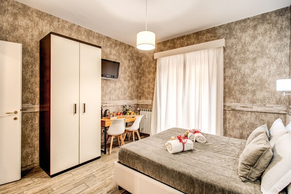 スタンダード ダブルまたはツインルーム | 客室ごとに異なる装飾、客室ごとに異なるインテリア、デスク、WiFi (無料)