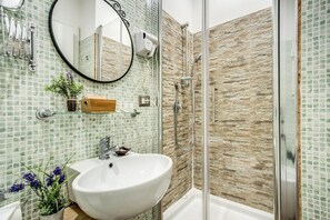 Standard Double or Twin Room | Bathroom | Shower, hair dryer, slippers, bidet - Santamaggiore Inn (Rome)