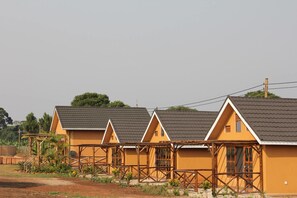 Escritorio, espacio para trabajar con laptop y wifi gratis 