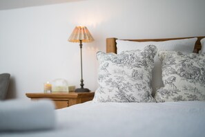 Decoración individual, mobiliario individual, wifi gratis y ropa de cama