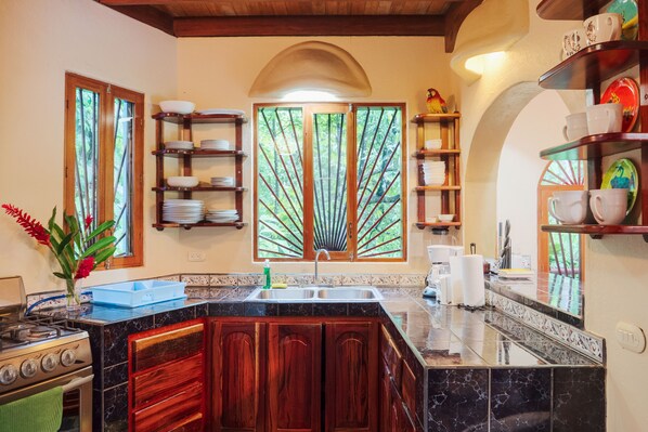 Kjøleskap, mikrobølgeovn, ovn og kokeplater