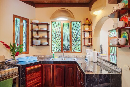 Family Friendly Waterfall Home with pool & Wi-Fi / 7p