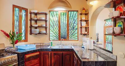 Family Friendly Waterfall Home with pool & Wi-Fi / 7p