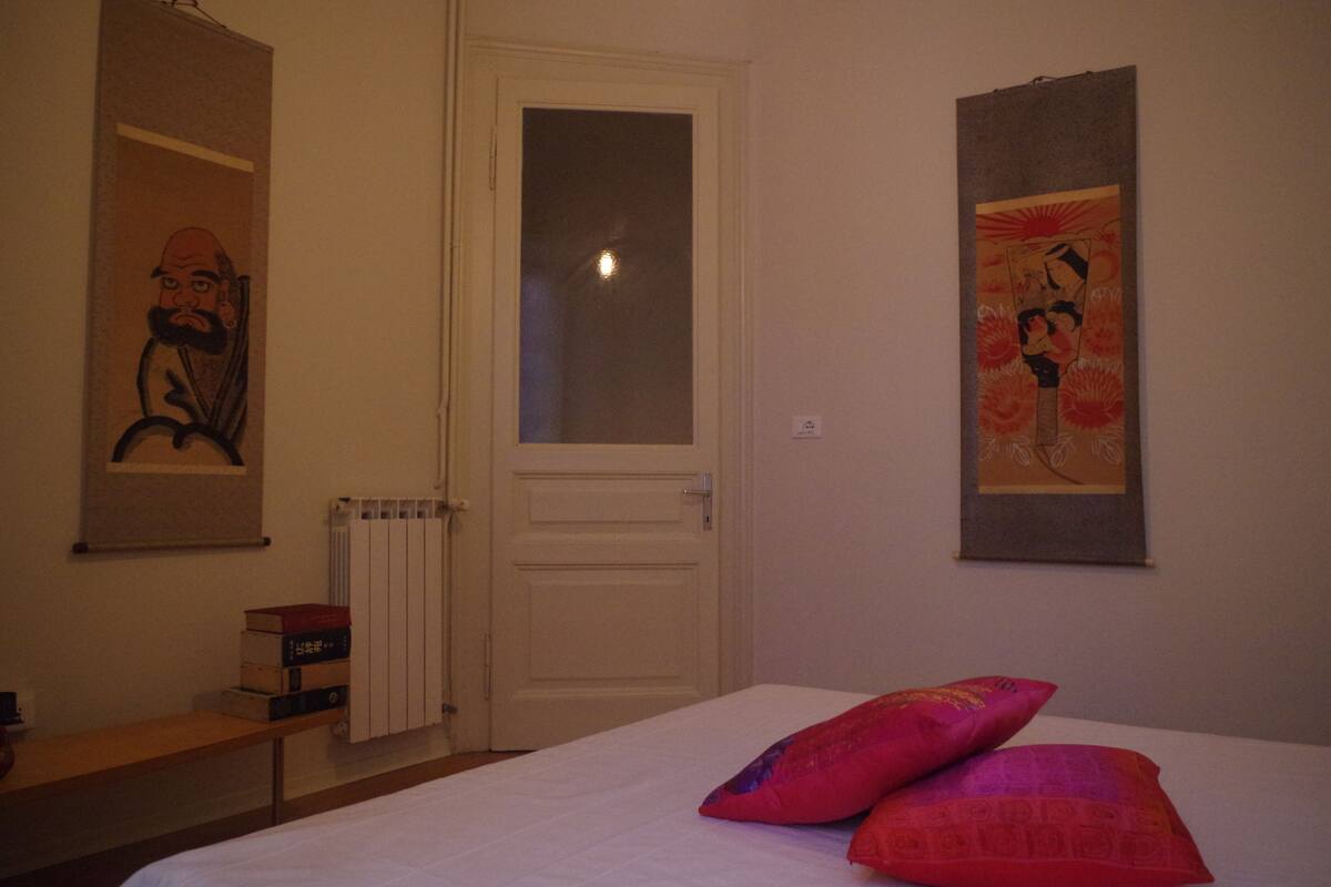 Chambre Design double | Rideaux d’obscurcissement, accès au Wi-Fi (inclus), literie fournie