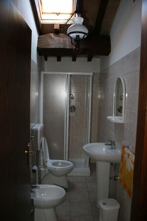 Quadruple Room, Private Bathroom | Bathroom