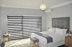 Caja de seguridad en la habitación y escritorio