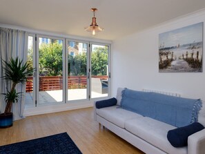 Apartamento, 1 cama King e sofá-cama | Sala de estar | TV 30 polegadas com canais digitais