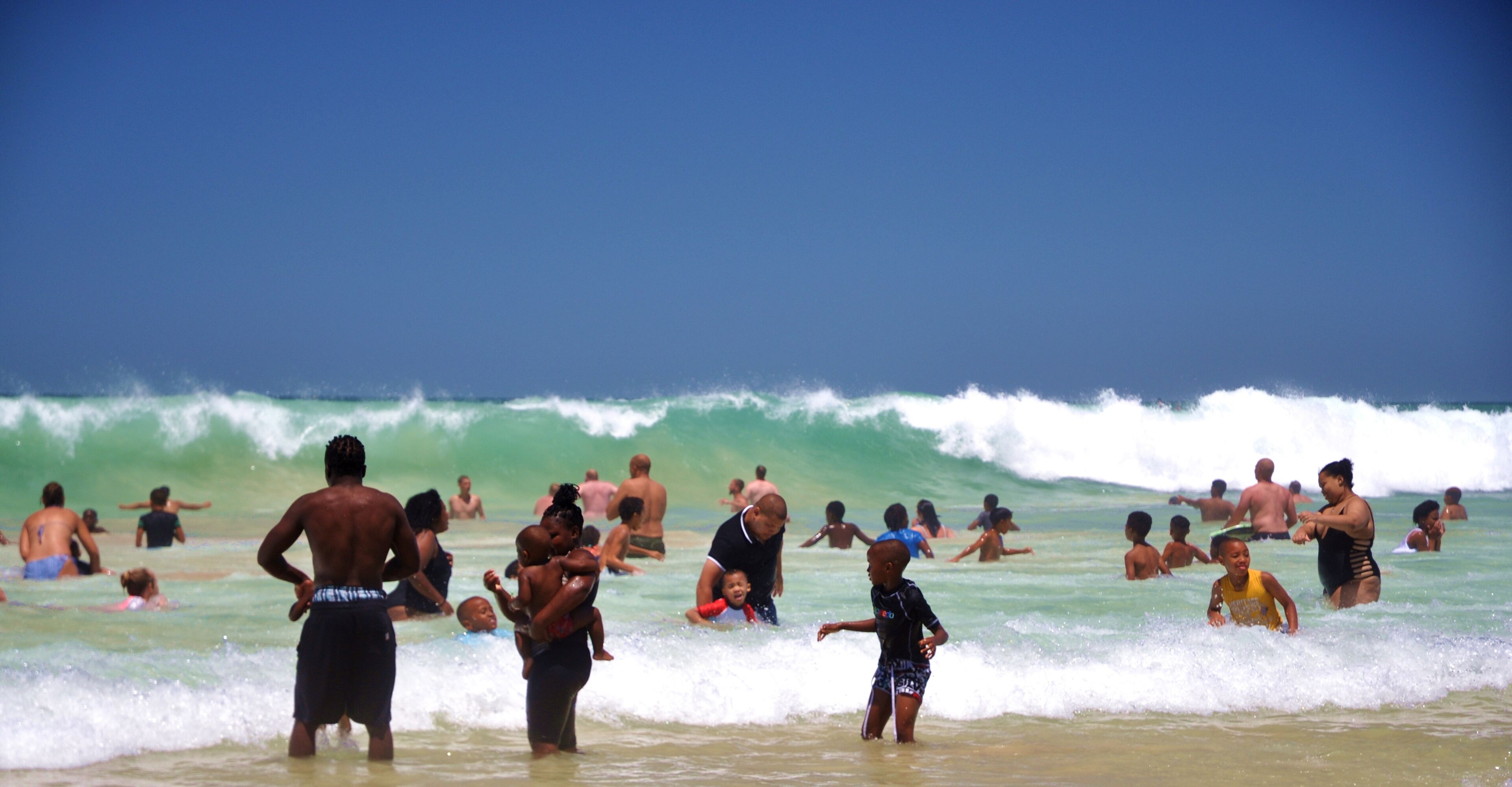Plage, sable blanc, chaises longues, parasols