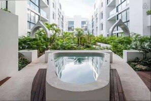 Tina de hidromasaje al aire libre