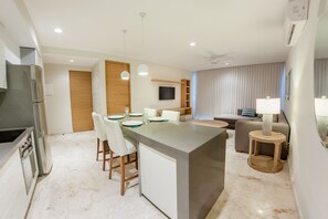 Departamento, 1 habitación, para no fumadores | Cocina privada | Refrigerador con congelador, microondas, horno y parrilla de estufa 