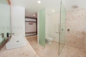Appartement, 1 slaapkamer, niet-roken | Badkamer | Een douche, gratis toiletartikelen, een haardroger, handdoeken