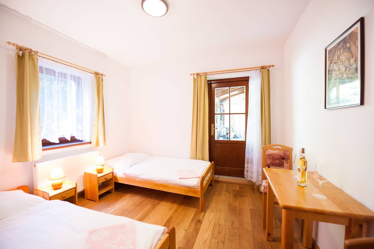 Kamar Twin Standar, 2 Tempat Tidur Twin, pemandangan kebun (3) | Tirai kedap cahaya, kedap suara, dan tempat tidur lipat/tambahan