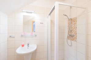 Chambre économique double ou avec lits jumeaux, vue sur la ville (7) | Salle de bain | Douche, articles de toilette (gratuits), serviettes fournies, savon