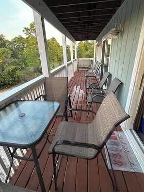 Outdoor dining - Postcard Livin' Cool Classy Centrally Located Condo Perfect For Beach Chillin'  (Orange Beach)