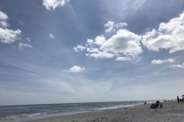 Una playa cerca, sillas reclinables de playa