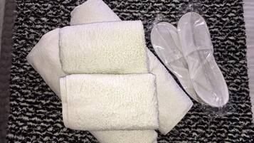 Een haardroger, handdoeken, zeep, shampoo