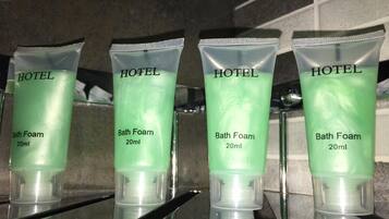 ヘアドライヤー、タオル、石鹸、シャンプー