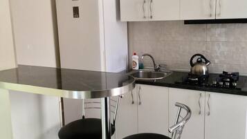 冷蔵庫、電子レンジ、オーブン、コンロ