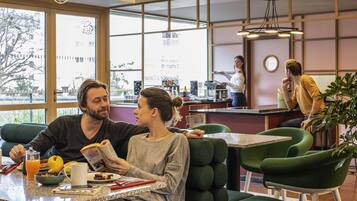 Desayuno buffet (EUR 16 por persona)