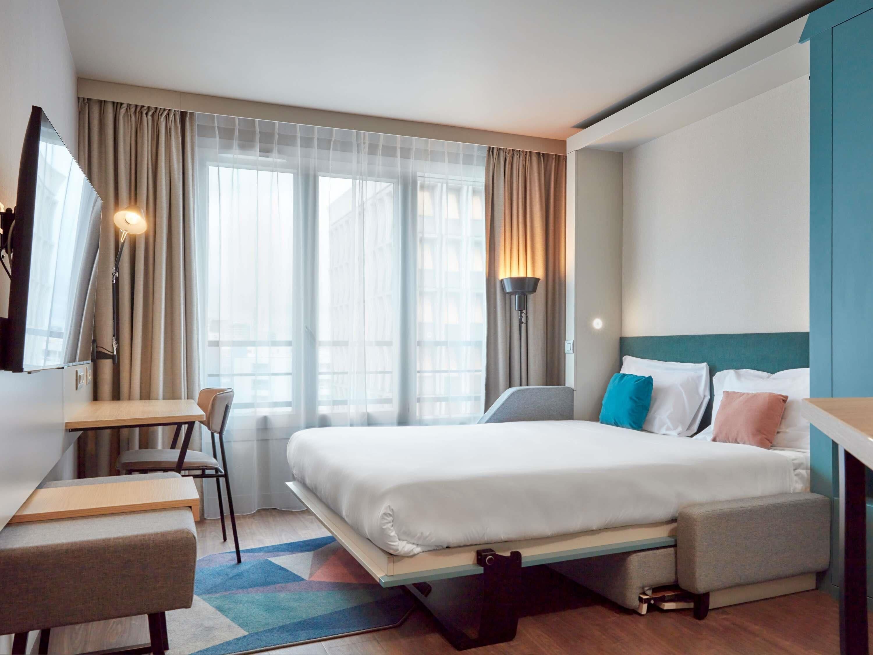 Estudio, 1 cama doble | Caja fuerte, escritorio, cortinas opacas y tabla de planchar con plancha