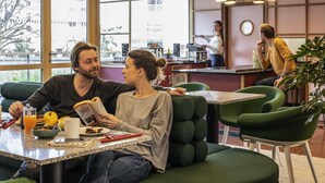 A cafe with indoor seating, a counter, and a view of the outside. - Aparthotel Adagio Paris Nation (Paris)