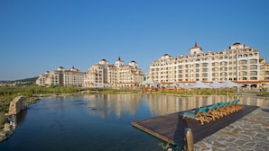 Een hotel met meerdere gebouwen, een zwembad en buitenzitplaatsen.