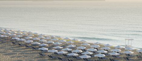 In StrandnĂ€he, LiegestĂŒhle, Sonnenschirme