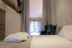 Premium bedding, in-room safe, individually decorated