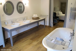 Deluxe suite, uitzicht op tuin | Badkamer | Badjassen, handdoeken, zeep, shampoo