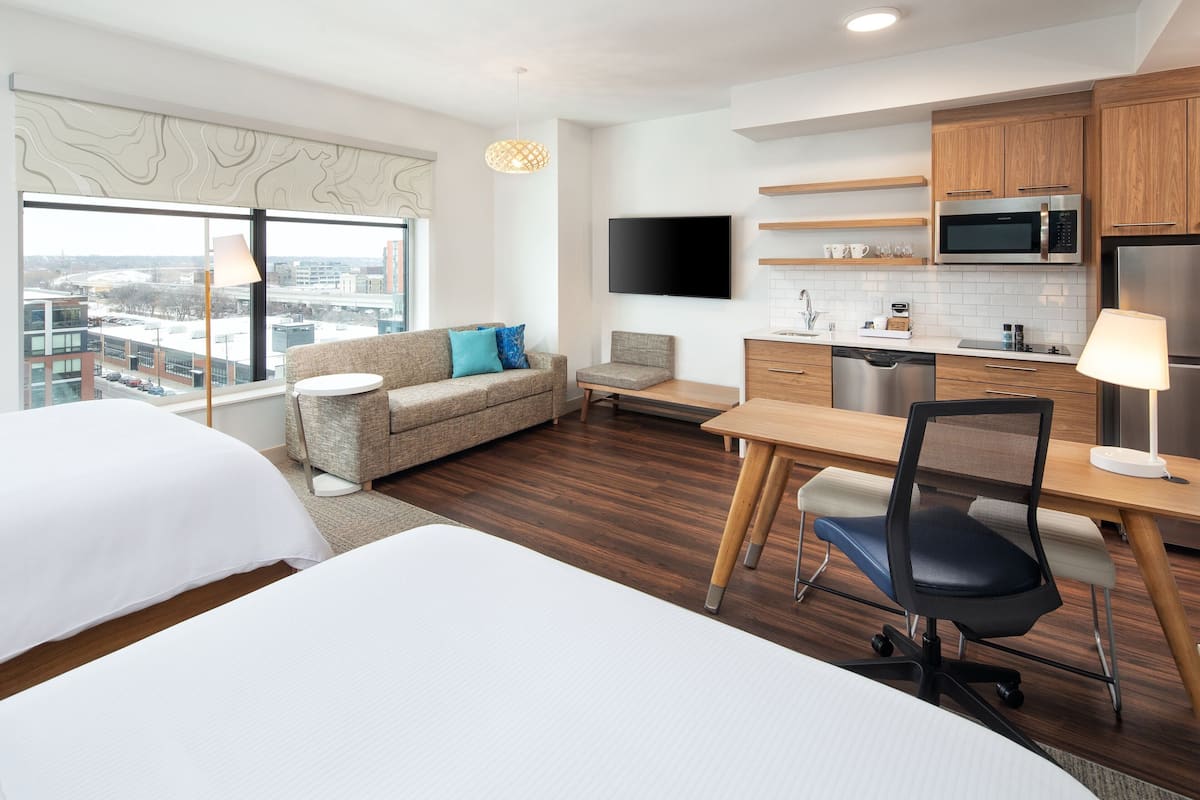 Luxe beddengoed, een kluis op de kamer, een bureau, een laptopwerkplek