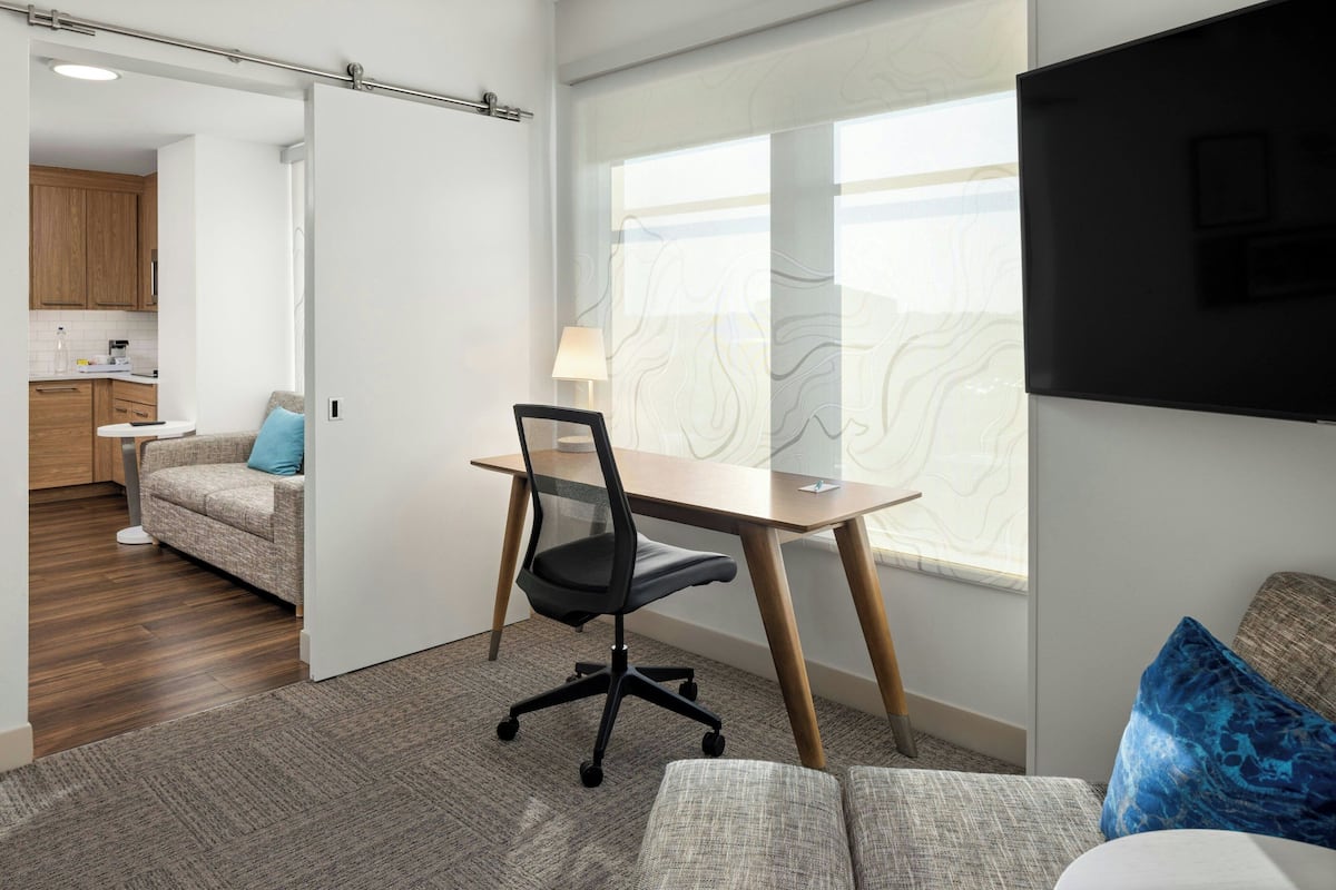 Premium bedding, in-room safe, desk, laptop workspace