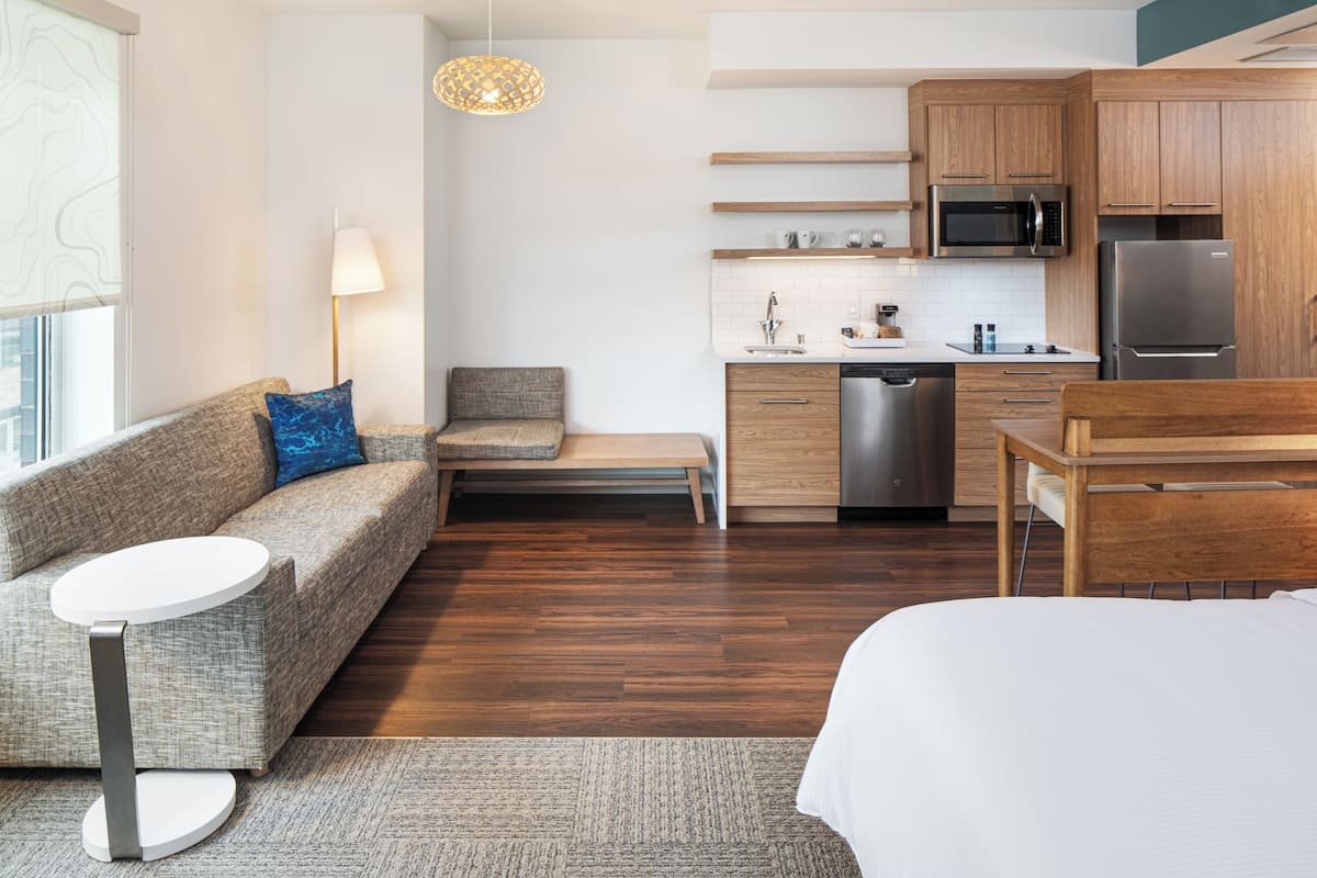 Luxe beddengoed, een kluis op de kamer, een bureau, een laptopwerkplek