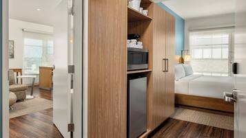 Studio, 3 Bedrooms, Non Smoking, Corner | Premium bedding, in-room safe, desk, laptop workspace