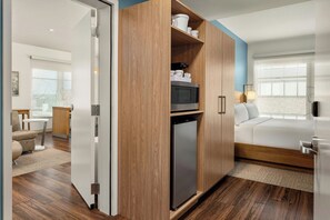 Ropa de cama de alta calidad y caja de seguridad en la habitación