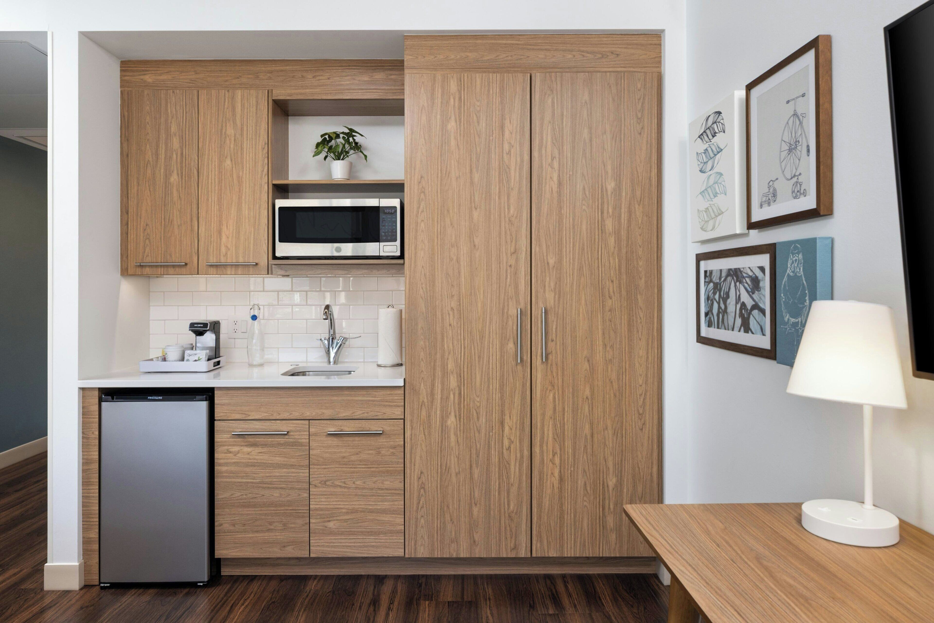 Standard Room, 1 King Bed | Private kitchen