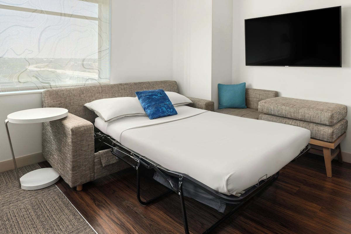 Ropa de cama de alta calidad y caja de seguridad en la habitación