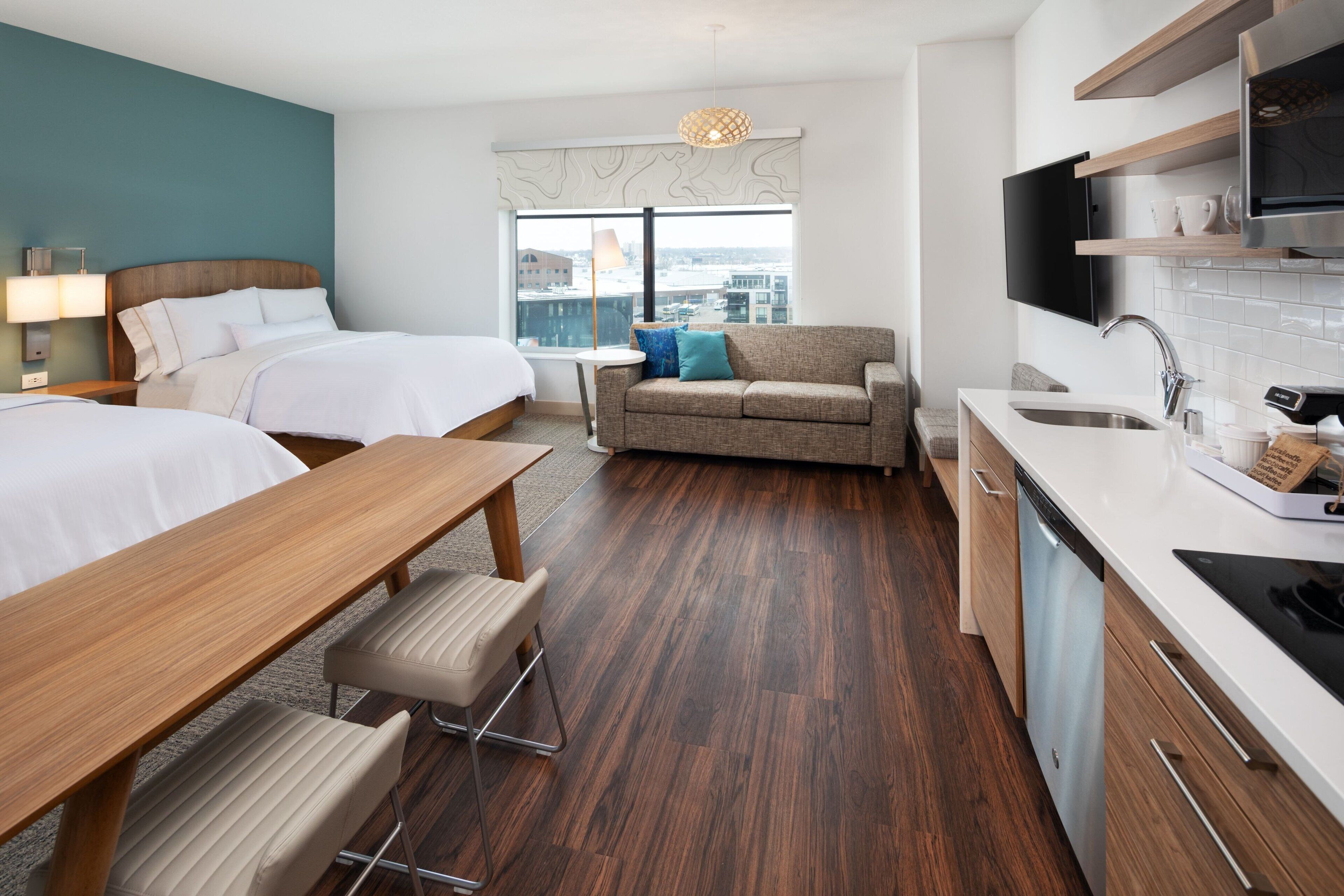 Premium bedding, in-room safe, desk, laptop workspace