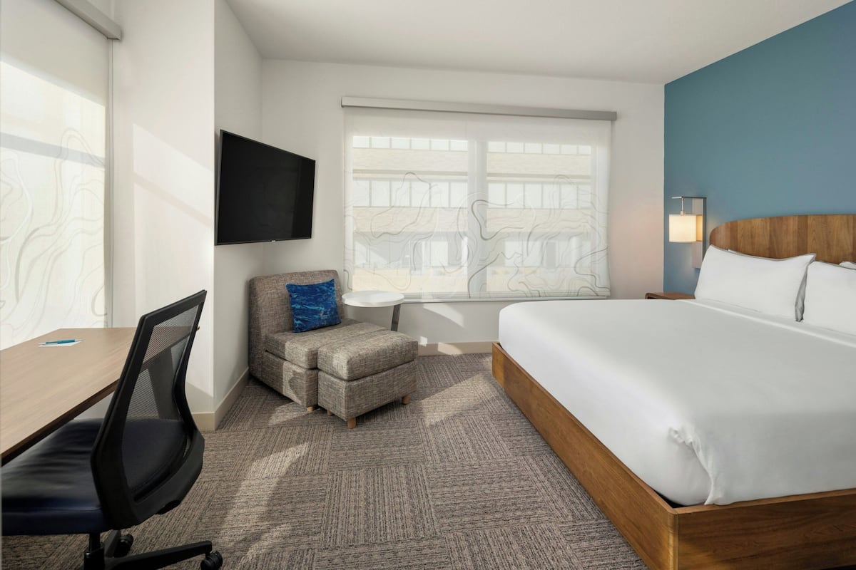Premium bedding, in-room safe, desk, laptop workspace