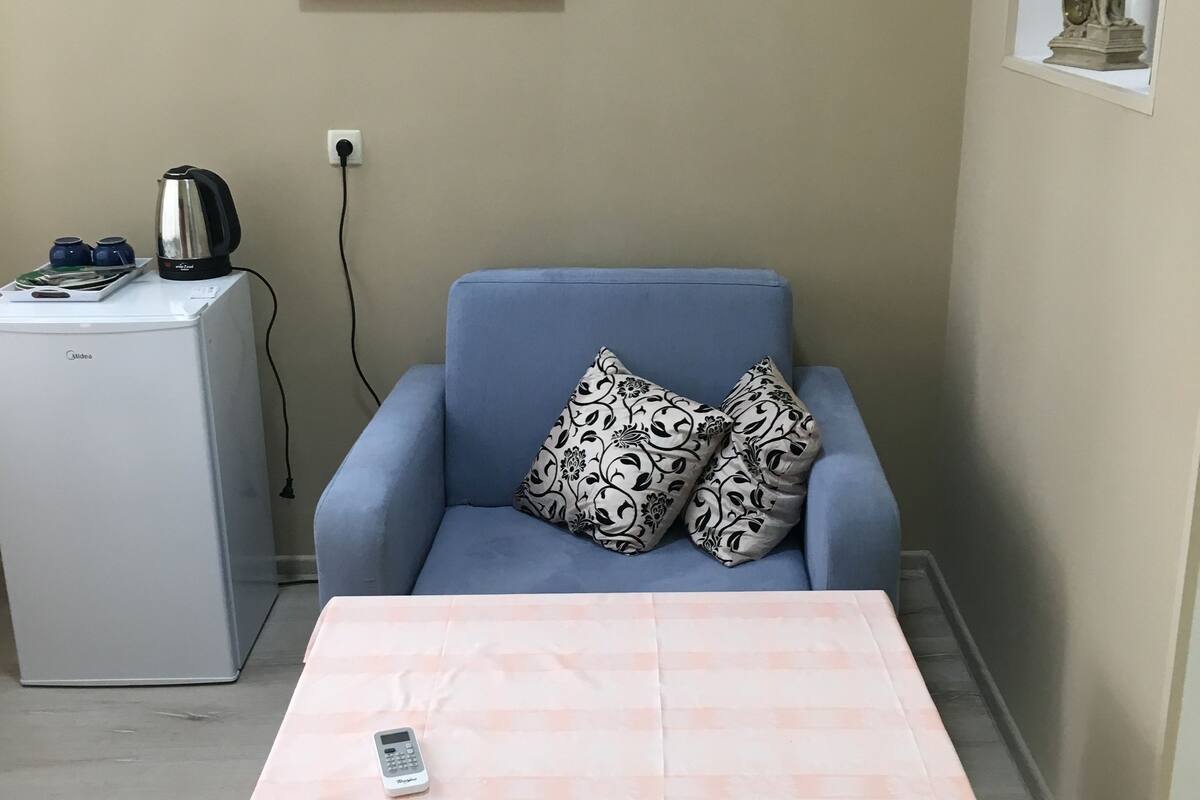 Habitación superior con 2 camas individuales | Escritorio, tabla de planchar con plancha, camas extra y wifi gratis