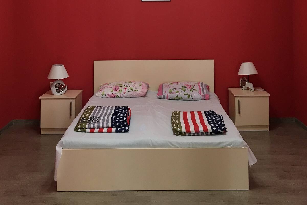 Habitación doble superior | Escritorio, tabla de planchar con plancha, camas extra y wifi gratis