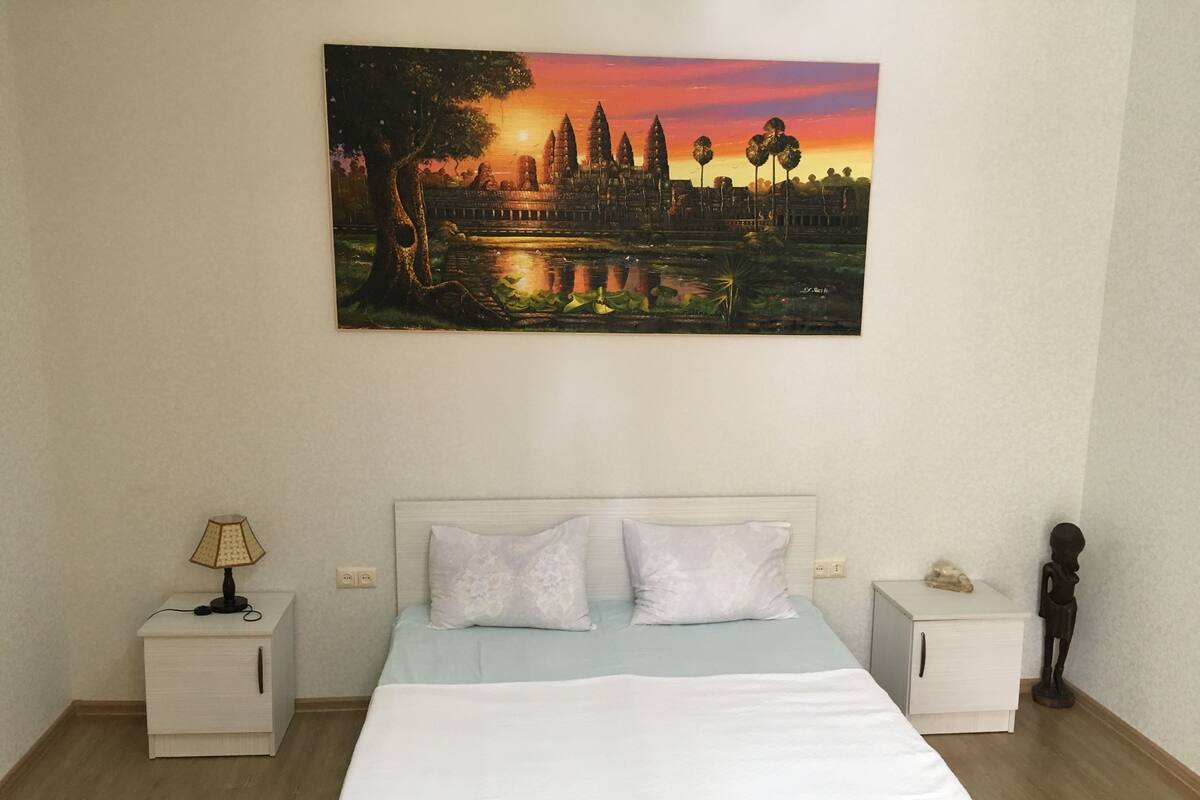 Habitación doble Confort, vista al jardín | Escritorio, tabla de planchar con plancha, camas extra y wifi gratis