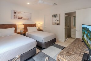3 bedrooms, desk, iron/ironing board, travel crib
